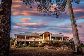 Robyn\'s Nest Lakeside Resort with Hotel NSW