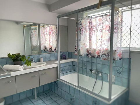 Runaway Bay Family Haven With 4beds - Hotel NSW 2