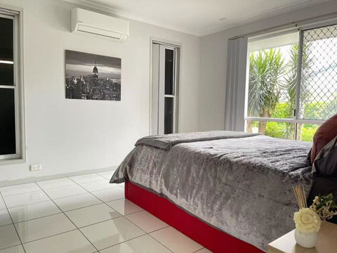 Runaway Bay Family Haven With 4beds - Hotel NSW 3