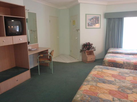 Runaway Bay Motor Inn - Hotel NSW 2