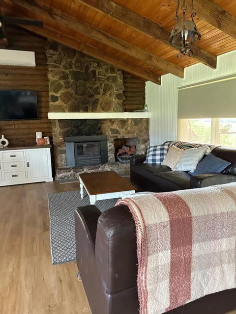 Rustic Retreat: The Lodge Lurg Sanctuary - Hotel NSW 3