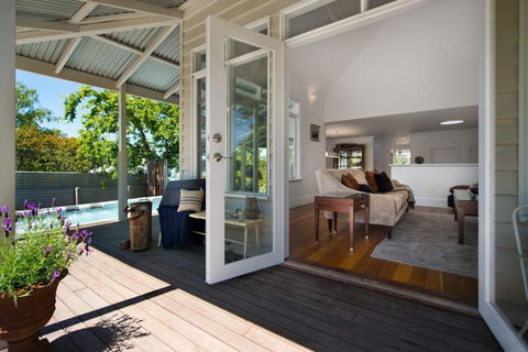 Sades - Hotel NSW 2