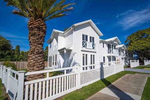 Salty Palms By The Sea - ONE - Hotel NSW 0