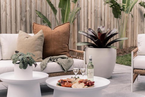 SALTY PALMS On HENLEY -THREE - Hotel NSW 1