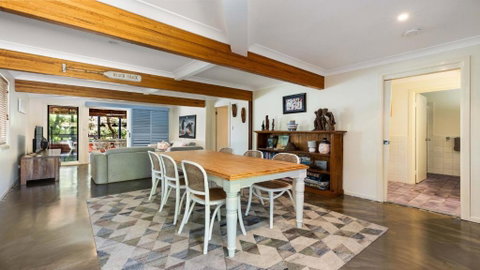 Salty Seaside - Hotel NSW 1
