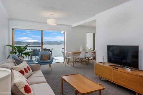 Sandy Bay Waterfront - Hotel NSW 2