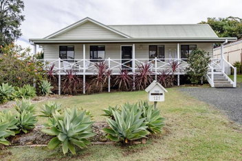 Sandy Cottage with Hotel NSW