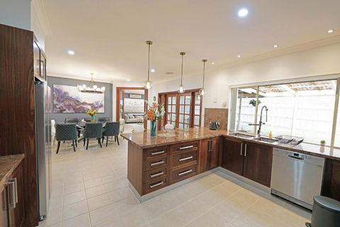 Spacious 5BR House In Hallam Near Bunjil Place - Hotel NSW 2