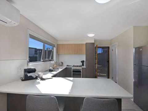 T Bar On Twynam - Modern 2BR Apartment L WiFi L Netflix L BBQ L Smart TV L Air-Con - Hotel NSW 3