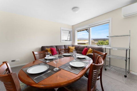T Bar On Twynam - Modern 2BR Apartment L WiFi L Netflix L BBQ L Smart TV L Air-Con - Hotel NSW 2