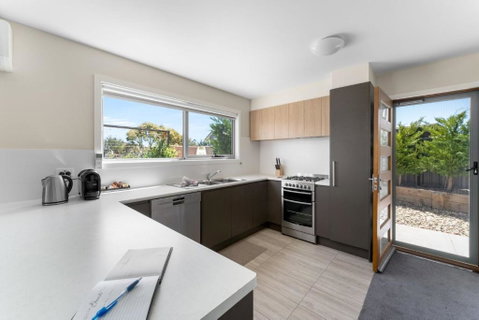 T Bar On Twynam - Modern 2BR Apartment L WiFi L Netflix L BBQ L Smart TV L Air-Con - Hotel NSW 0