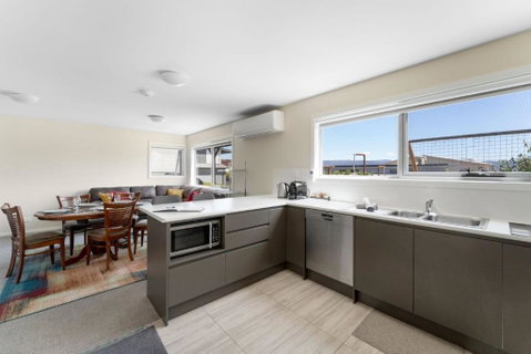 T Bar On Twynam - Modern 2BR Apartment L WiFi L Netflix L BBQ L Smart TV L Air-Con - Hotel NSW 1