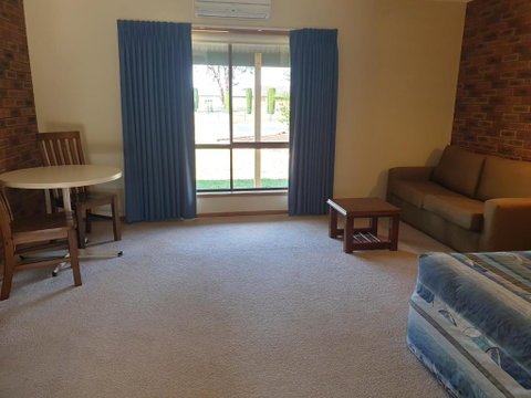 The Finley Palm Motor Inn - Hotel NSW 3