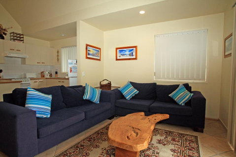 Berrara Lagoon Front Chalet - Hotel NSW 2