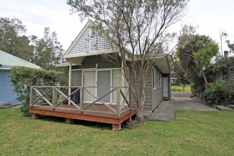Berrara Lagoon Front Chalet - Hotel NSW 1