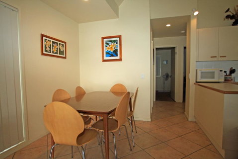Berrara Lagoon Front Chalet - Hotel NSW 3