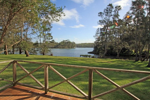 Berrara Lagoon Front Chalet - Hotel NSW 0