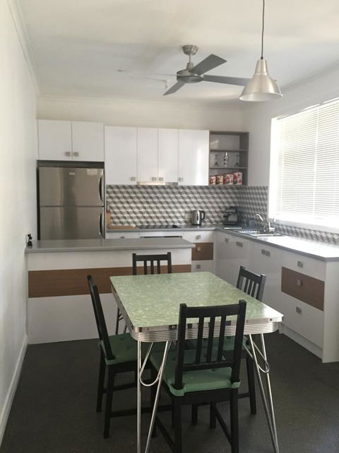 Black Cat Retreat Holiday Home - Hotel NSW 3
