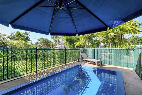 A Little Golf, A Refreshing Swim And A Lot Of Wine - Hotel NSW 3