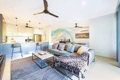 ZEN ARCTIC Luxury 2-Story T/House + Pool & Markets - Hotel NSW 1